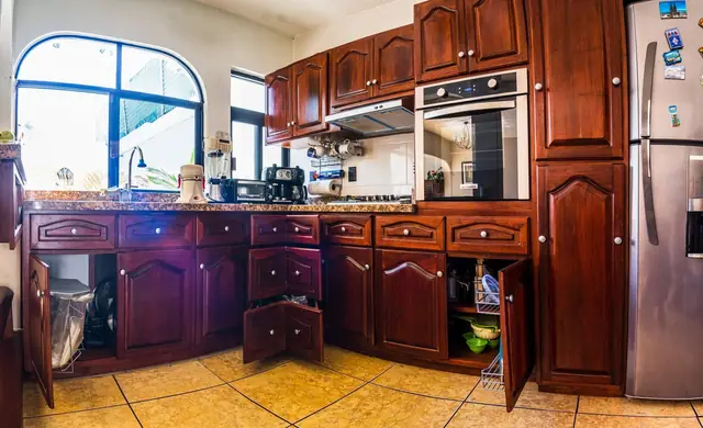 Cocina tradicional caoba con granito — foto 2