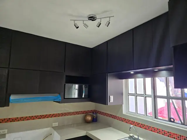 Cocina chocolate sin jaladeras, con barra — foto 2