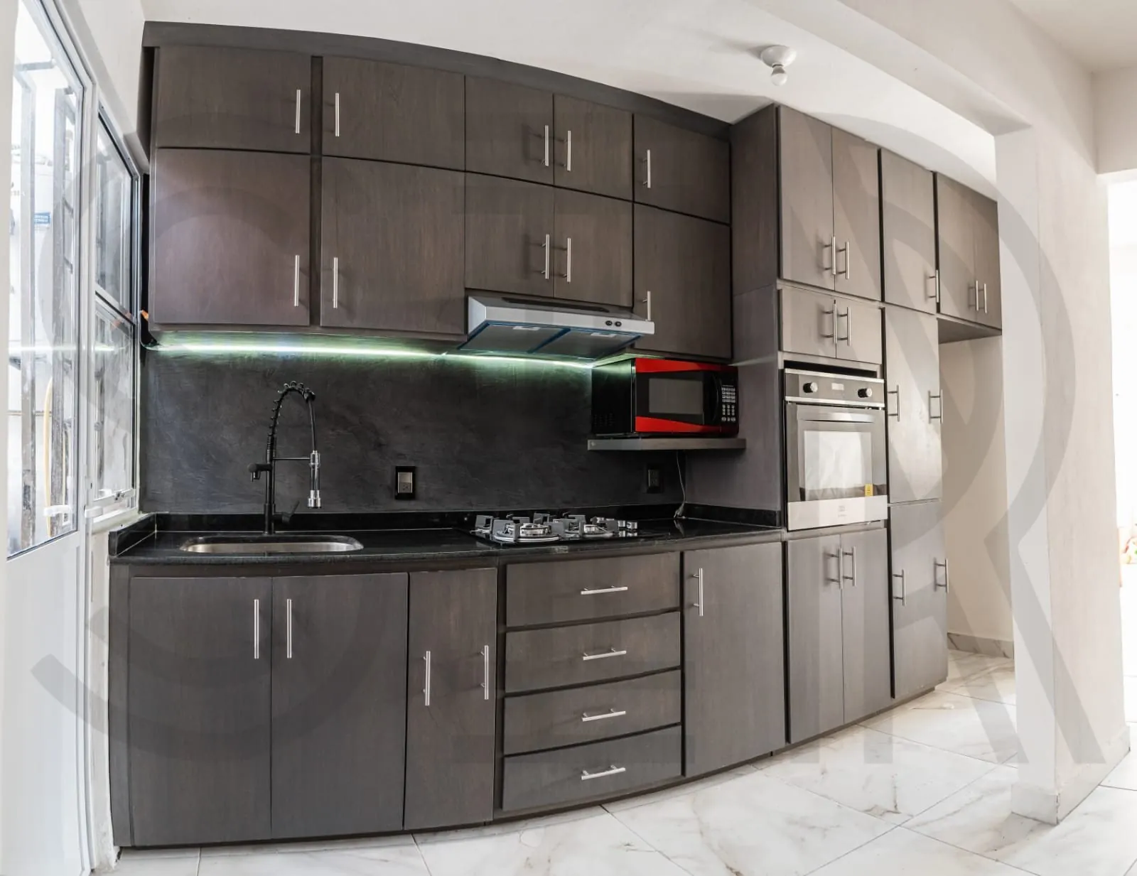 Cocina chocolate con torre de horno