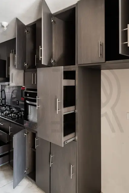 Cocina chocolate con torre de horno — foto 8