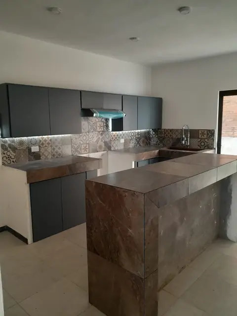 Cocina gris grafito con isla — foto 3