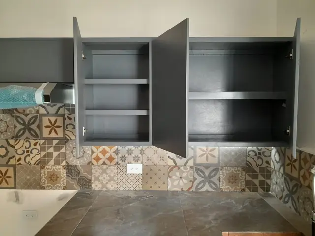 Cocina gris grafito con isla — foto 9