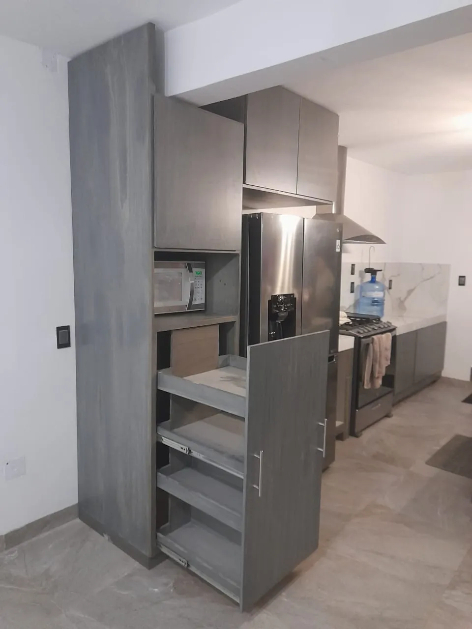 Cocina gris con despensero extraíble