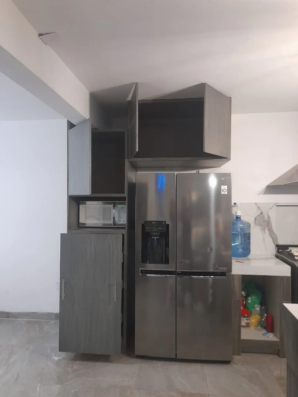 Cocina gris con despensero extraíble — foto 2