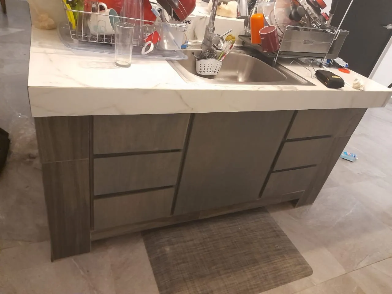 Cocina gris con despensero extraíble — foto 3
