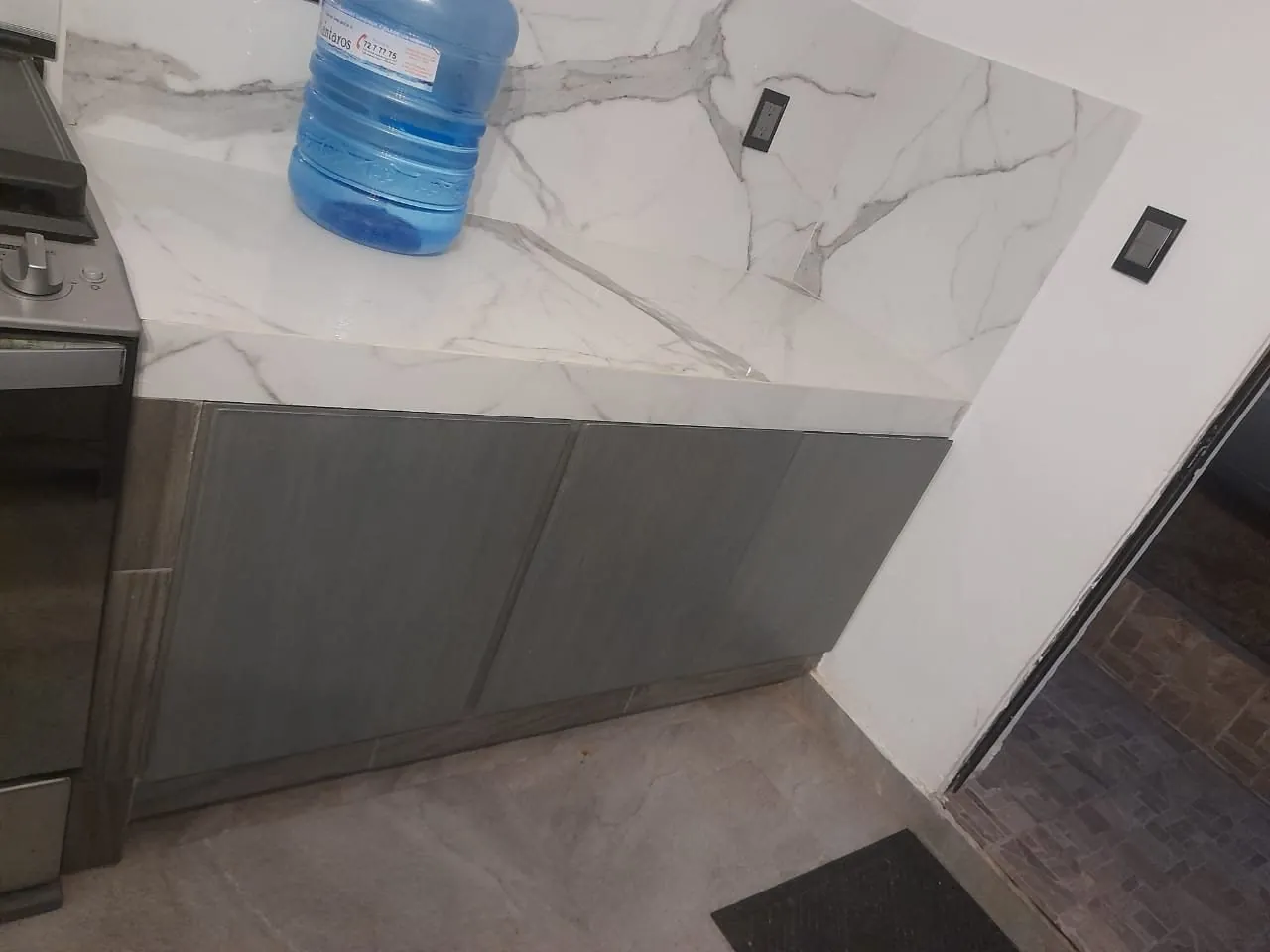Cocina gris con despensero extraíble — foto 4