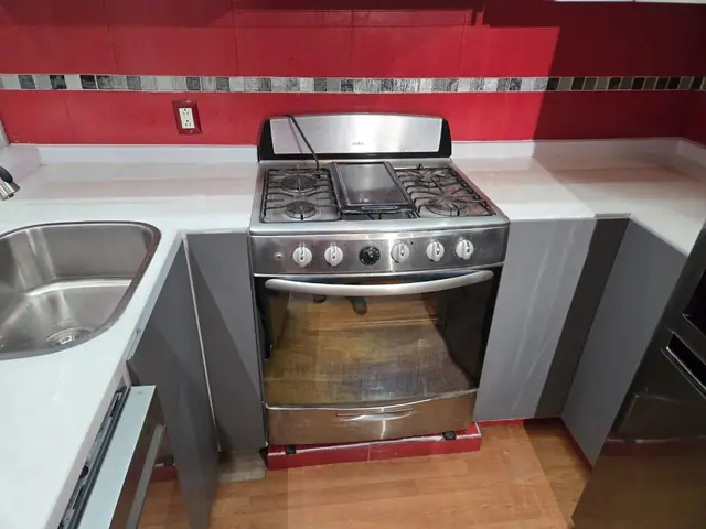Cocina gris con alacenas de vidrio — foto 3