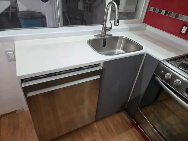 Cocina gris con alacenas de vidrio — foto 4