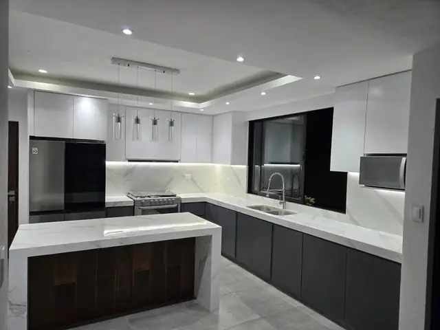 Cocina con isla tipo mármol y luz LED — foto 2