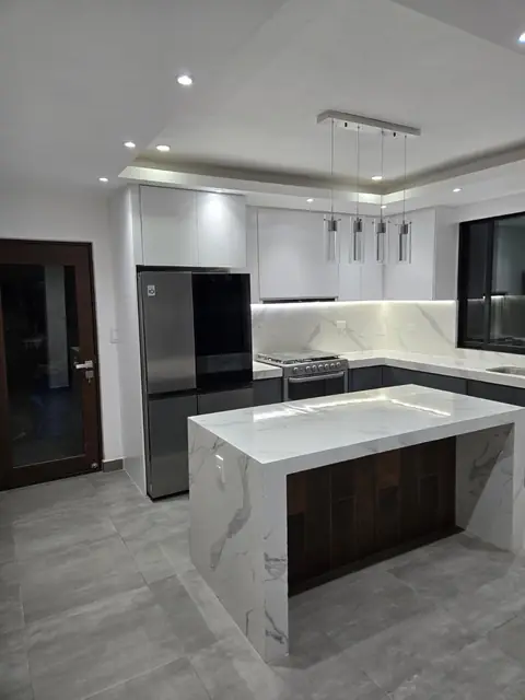Cocina con isla tipo mármol y luz LED — foto 5