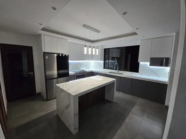 Cocina con isla tipo mármol y luz LED — foto 6