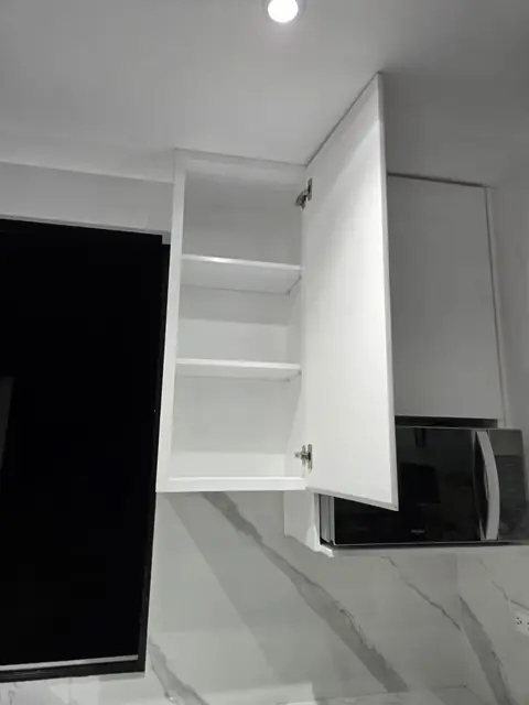 Cocina con isla tipo mármol y luz LED — foto 12