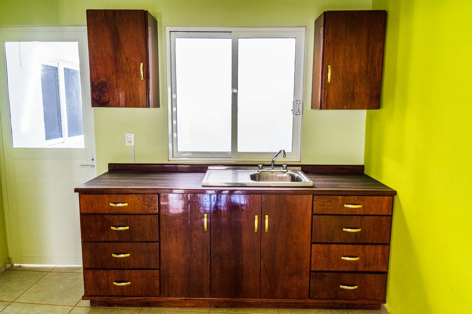 Cocina lineal en madera barnizada