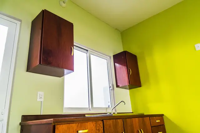 Cocina lineal en madera barnizada — foto 4