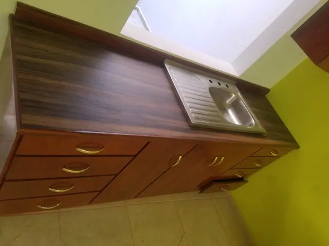 Cocina lineal en madera barnizada — foto 5
