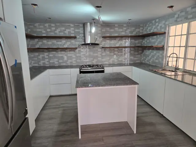 Cocina blanca con isla y repisas flotantes — foto 2