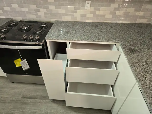 Cocina blanca con isla y repisas flotantes — foto 7