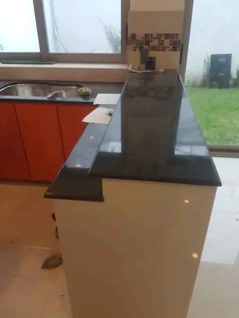 Cocina en U naranja con granito negro — foto 5