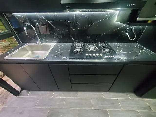 Cocina negra con granito Vía Láctea — foto 2