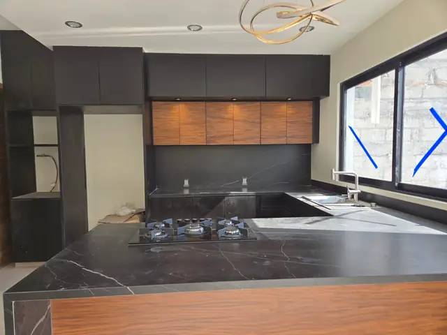 Cocina negra con parota y cubierta tipo mármol — foto 2