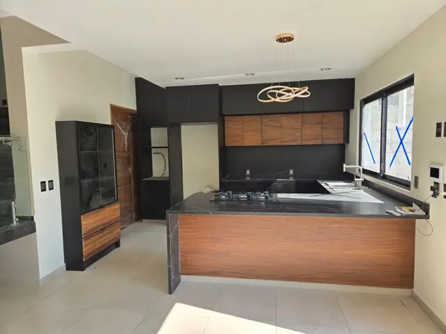 Cocina negra con parota y cubierta tipo mármol — foto 3
