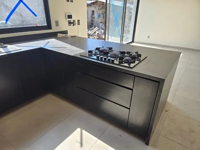 Cocina negra con parota y cubierta tipo mármol — foto 7
