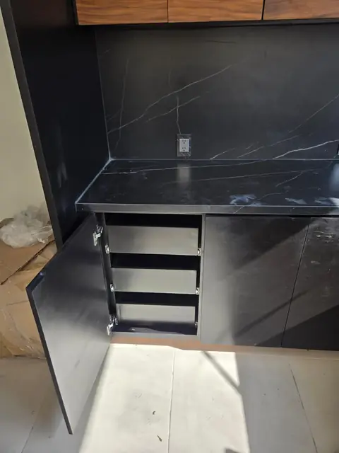 Cocina negra con parota y cubierta tipo mármol — foto 10