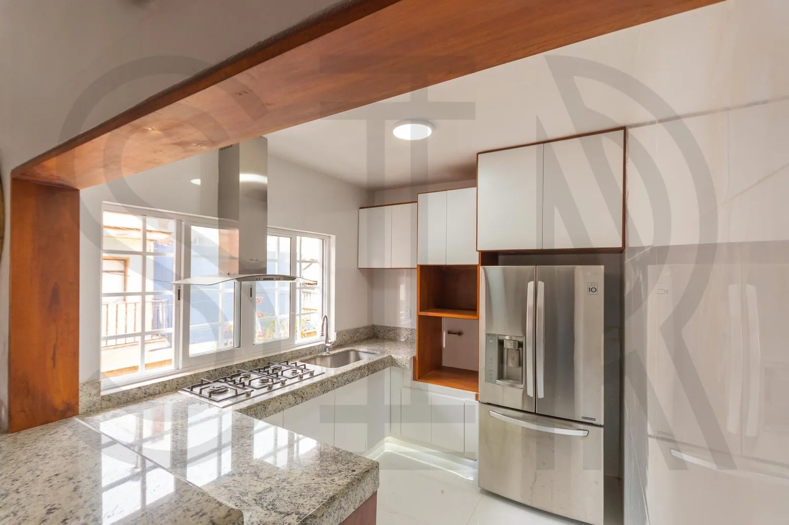 Cocina blanca con granito y madera