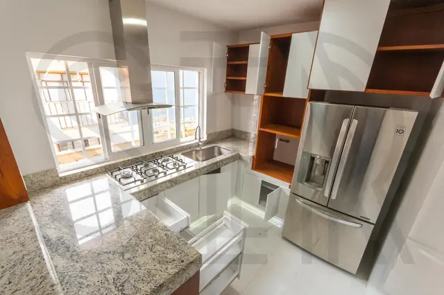 Cocina blanca con granito y madera — foto 2
