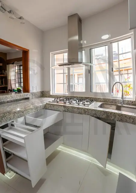 Cocina blanca con granito y madera — foto 5