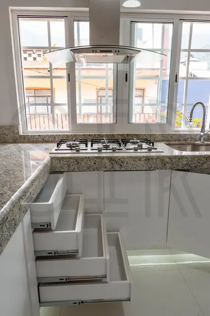 Cocina blanca con granito y madera — foto 6