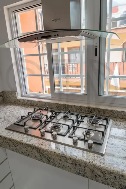 Cocina blanca con granito y madera — foto 7