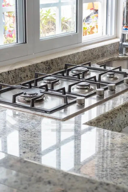 Cocina blanca con granito y madera — foto 8