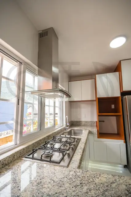 Cocina blanca con granito y madera — foto 12