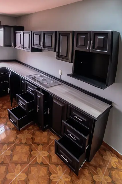 Cocina en L de tablero oscuro — foto 3