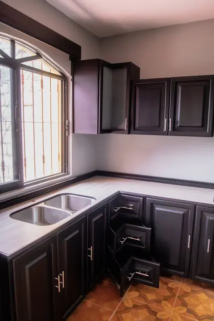 Cocina en L de tablero oscuro — foto 4