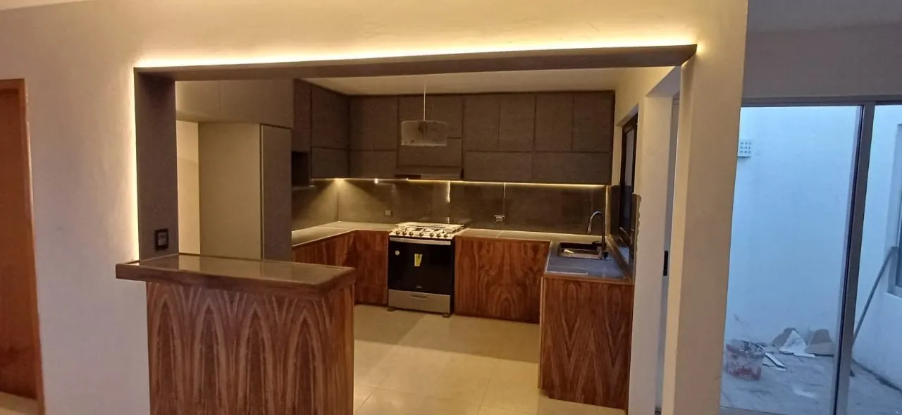 Cocina en U de madera veteada y gris