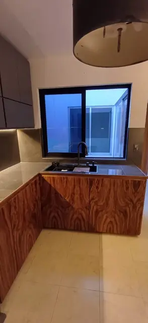 Cocina en U de madera veteada y gris — foto 4
