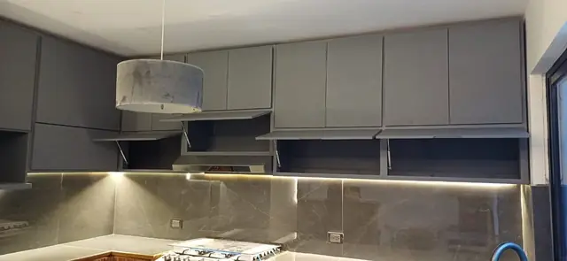 Cocina en U de madera veteada y gris — foto 5