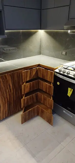 Cocina en U de madera veteada y gris — foto 6