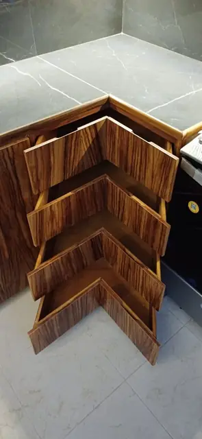 Cocina en U de madera veteada y gris — foto 7