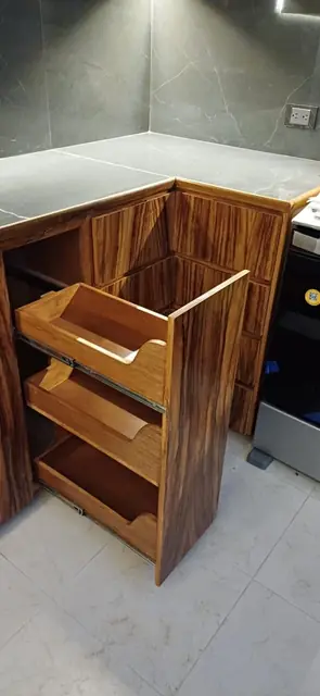 Cocina en U de madera veteada y gris — foto 8