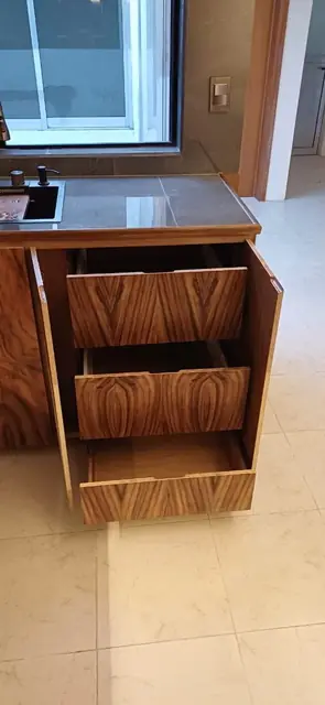 Cocina en U de madera veteada y gris — foto 10