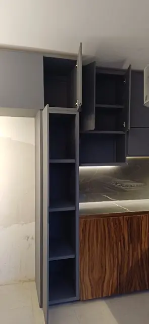 Cocina en U de madera veteada y gris — foto 12