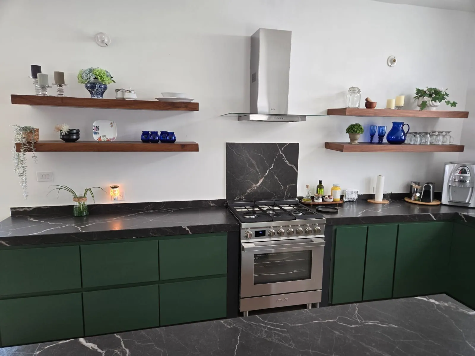 Cocina verde con repisas de madera