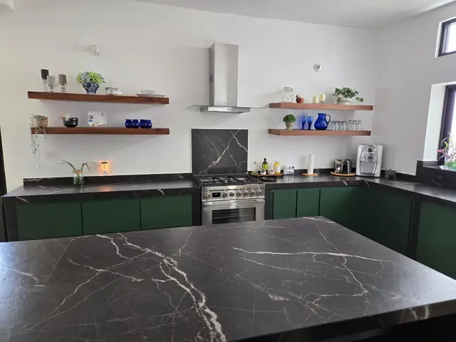 Cocina verde con repisas de madera — foto 3