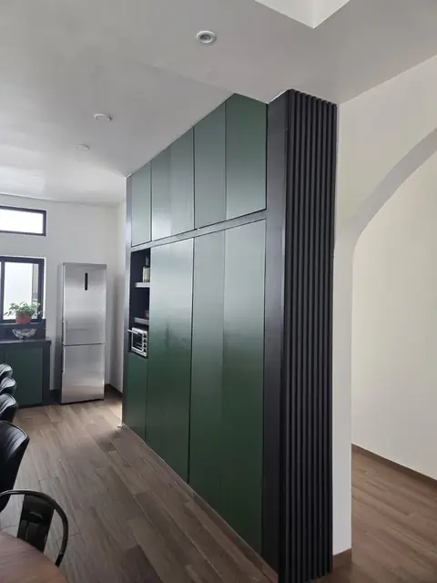 Cocina verde con repisas de madera — foto 6