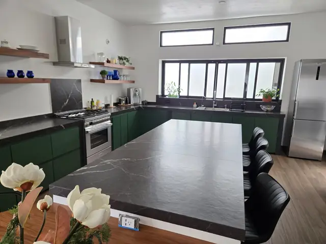 Cocina verde con repisas de madera — foto 7