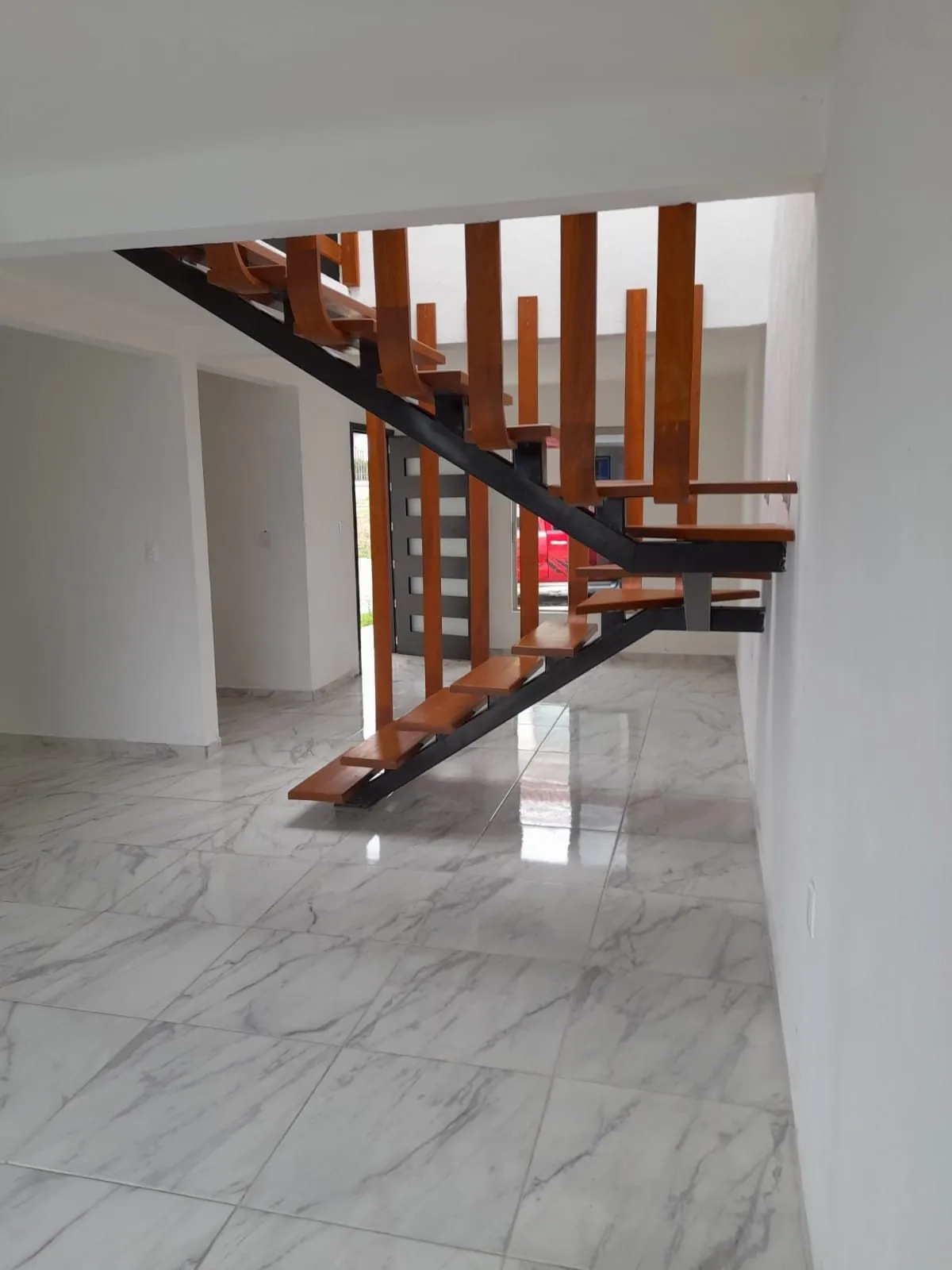 Escalera flotante con barandal de madera