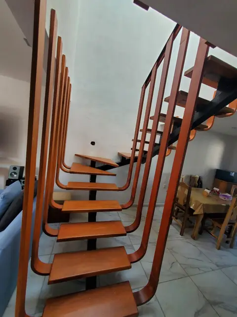 Escalera flotante con barandal de madera — foto 5